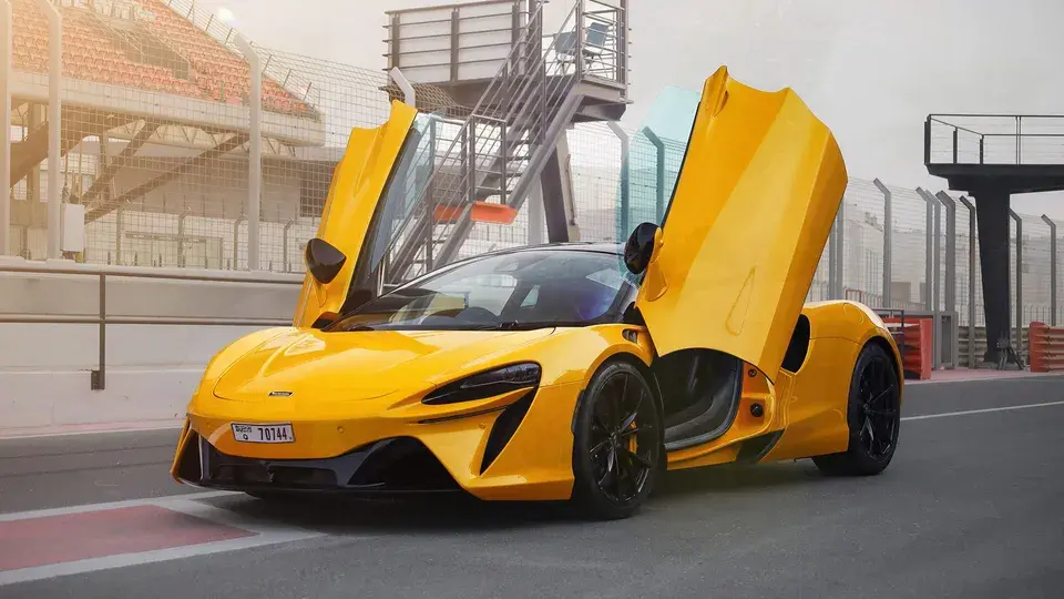 McLaren Artura - 885x460